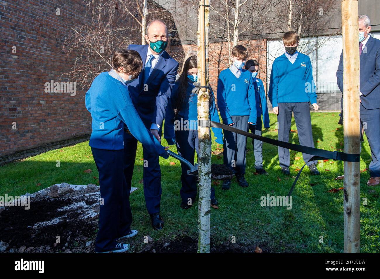 Knocknaheeny, Cork, Irlande.22 novembre 2021.An Taoiseach, Micheál Martin a lancé aujourd'hui la semaine de sensibilisation du Collège 2021 et a planté un arbre à l'école Terence MacSwiney de Knocknaheeny, Cork.Crédit : AG News/Alay Live News Banque D'Images