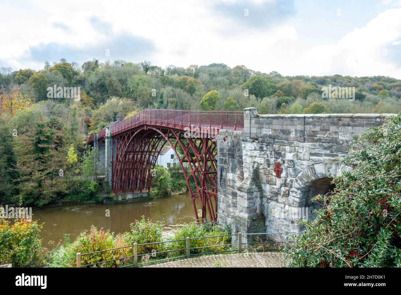 Vue d'automne du pont historique en fonte d'Ironbridge, Shropshire, Angleterre, Royaume-Uni, de l'autre côté de la rivière Severn Banque D'Images