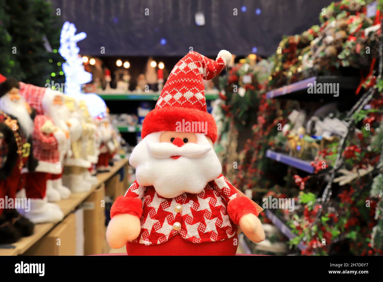 Boutique D Hiver De Noel 2022 Beau Pere Noel Drole En Chapeaux Rouges Jouets Et Decorations Favoris Du Nouvel An En Magasin Noel D Hiver Festif Photo Stock Alamy