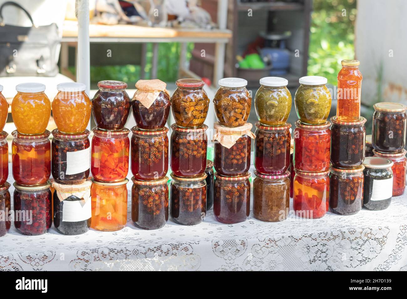 Des confitures avec des cônes, des noix et du miel sont vendues sur le marché local.Bonbons naturels utiles et curatifs et compléments alimentaires Banque D'Images