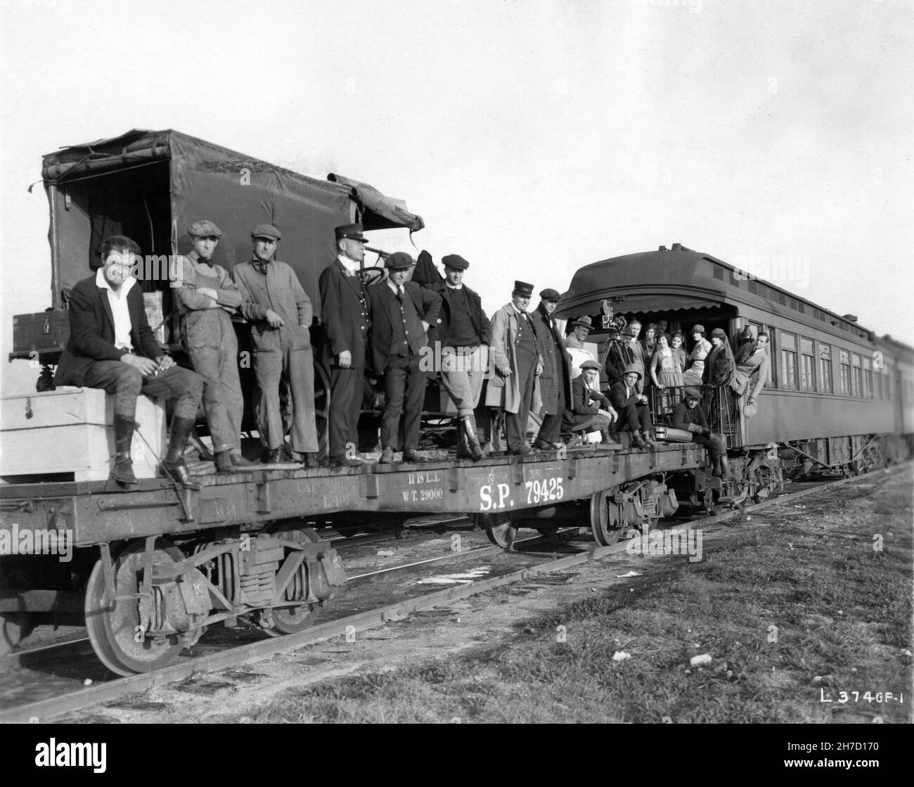 Réalisateur SAM WOOD GLORIA SWANSON écrivain ELINOR GLYN et MILTON SE MET sur la plate-forme d'observation du train arrière pendant le tournage du GRAND MOMENT 1921 réalisateur SAM Wood Story ELINOR GLYN cinématographie Alfred Gilks assistant caméra Osmond Borradaile célèbres joueurs - Lasky Corporation / Paramount Pictures Banque D'Images