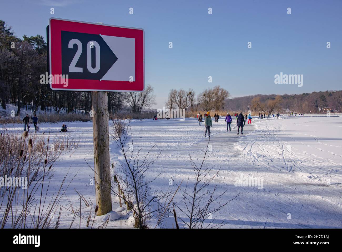 Plaisir sur les patins : glace sur le lac Wannsee et la Havel à Berlin au début de 2021 Banque D'Images