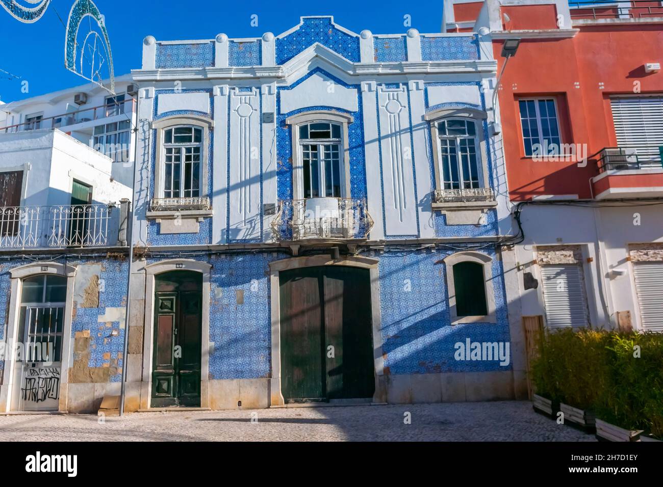 Faro, Portugal, façade des bâtiments traditionnels, façades colorées des magasins Row dans le vieux centre-ville, façades, vieille ville de faro Banque D'Images