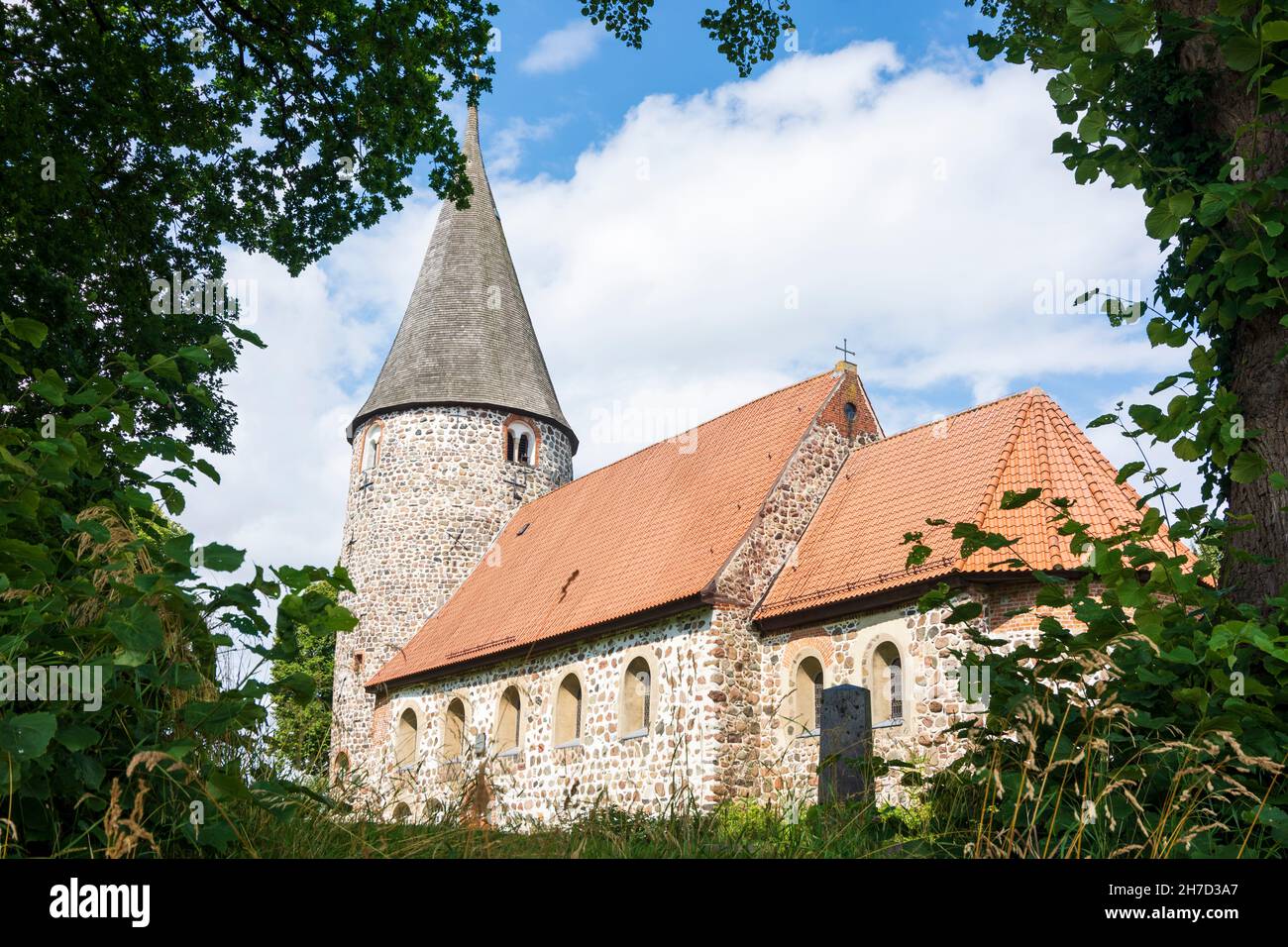 Ratekau : église en pierre de champ de Ratekau à Ostsee (mer Baltique), Schleswig-Holstein, Allemagne Banque D'Images