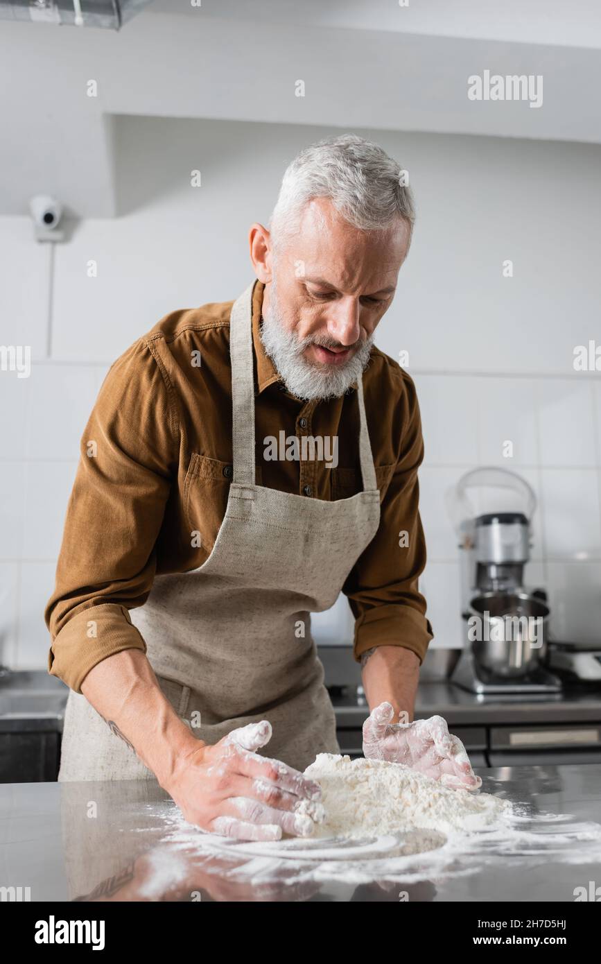 Pouvez-vous M'entendre Homme Mûr Barbu En Toque Et Tablier Cuisinier Senior  Avec Barbe Et Moustache Portant Un Tablier à Bavette Chef Cuisinier Mature  En Tablier De Cuisine Rouge Cuisine Maison