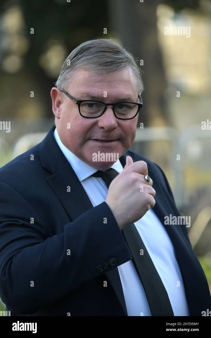 Southend on Sea Essex, Royaume-Uni.22 novembre 2021.Mark Francois, député à la funérailles du député assassiné Sir David Amess à l'église St Mary's Prittlewell à Southend sur Sea Essex.Le service œcuménique était dirigé par le Rév. D Paul Mackay et le Rév Monseigneur Kevin William Hale.Le cercueil a ensuite été transporté dans un corbillard tiré par des chevaux autour de Southend où les membres du public ont payé leur respect au député qui a été poignardé à mort le 15 octobre 2021 à sa chirurgie de circonscription à la Belfoires Methodist Church Hall à Leigh on Sea.Crédit : MARTIN DALTON/Alay Live News Banque D'Images