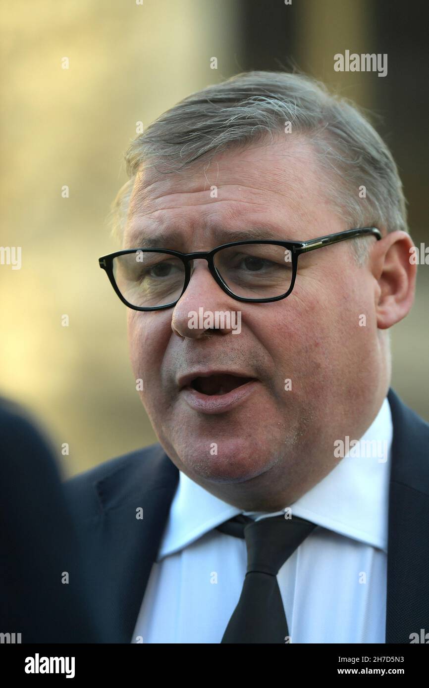 Southend on Sea Essex, Royaume-Uni.22 novembre 2021.Mark Francois, député à la funérailles du député assassiné Sir David Amess à l'église St Mary's Prittlewell à Southend sur Sea Essex.Le service œcuménique était dirigé par le Rév. D Paul Mackay et le Rév Monseigneur Kevin William Hale.Le cercueil a ensuite été transporté dans un corbillard tiré par des chevaux autour de Southend où les membres du public ont payé leur respect au député qui a été poignardé à mort le 15 octobre 2021 à sa chirurgie de circonscription à la Belfoires Methodist Church Hall à Leigh on Sea.Crédit : MARTIN DALTON/Alay Live News Banque D'Images