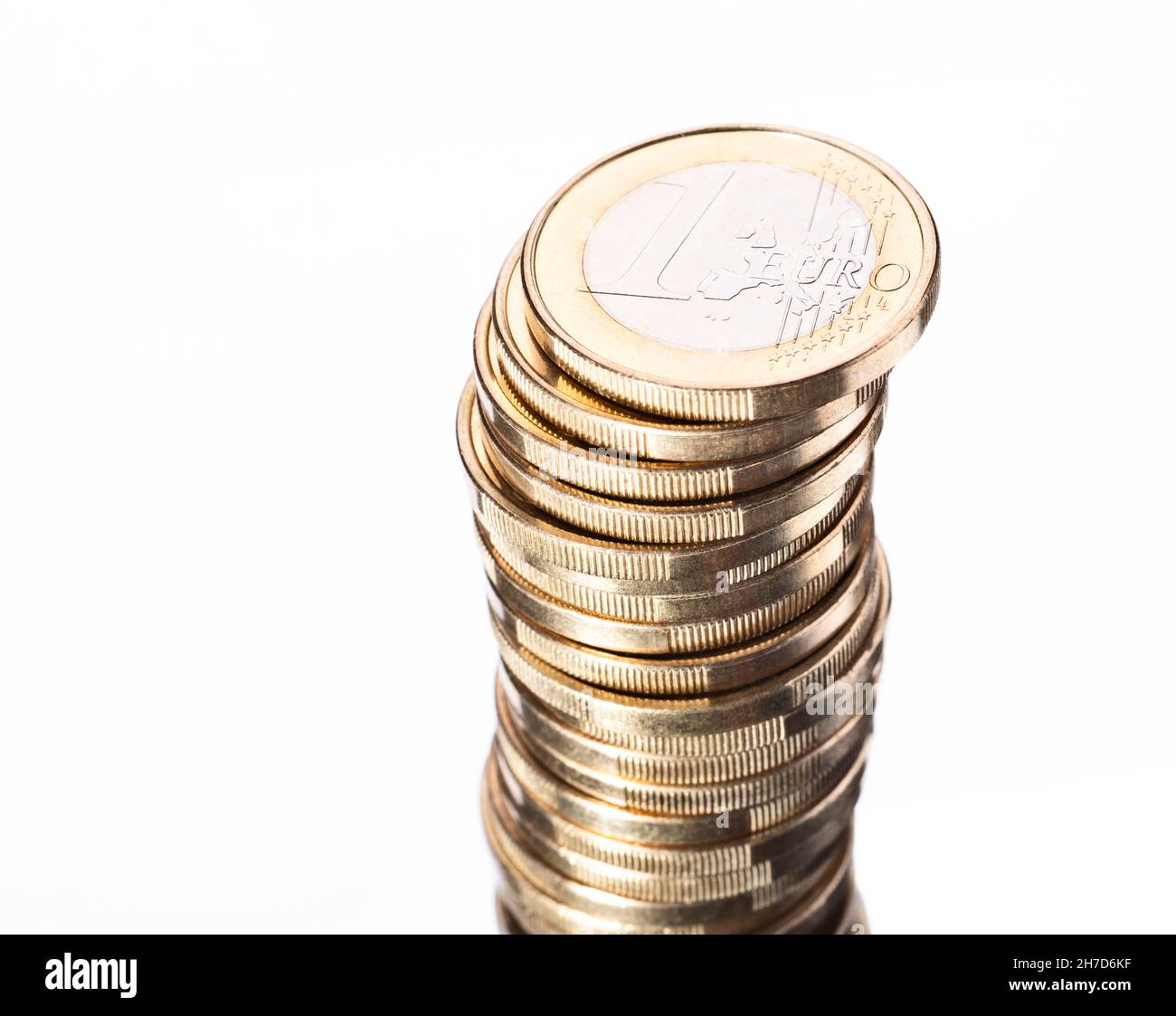 Une pile haute avec beaucoup de pièces en euros Banque D'Images