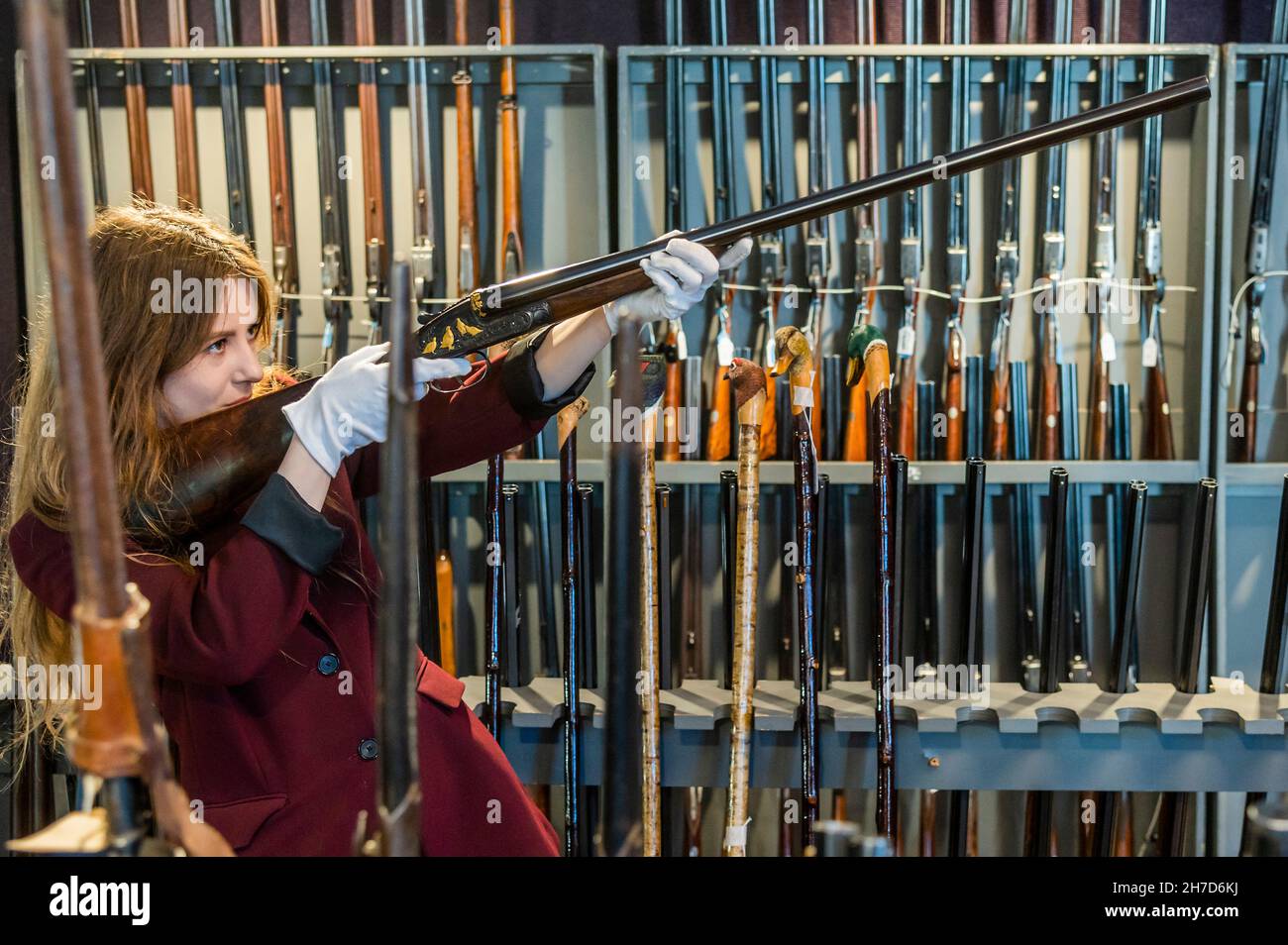 Londres, Royaume-Uni.22 novembre 2021.Une paire incomplète de Ken Hunt a décoré 12-bore3 d'éjecteurs de bandes auto-ouvratrices par J. Purdey & Sons, N° 27941/2 dans leur étui en toile en cuir et chêne en laiton avec étiquettes commerciales, est de £15,000 - 20,000 - Aperçu des armes et armures de Bonhams et des armes de sport,Ventes de fusils et d'armes d'occasion sur leur site de Knightsbridge.Les ventes ont lieu les 24 et 25 novembre.Crédit : Guy Bell/Alay Live News Banque D'Images