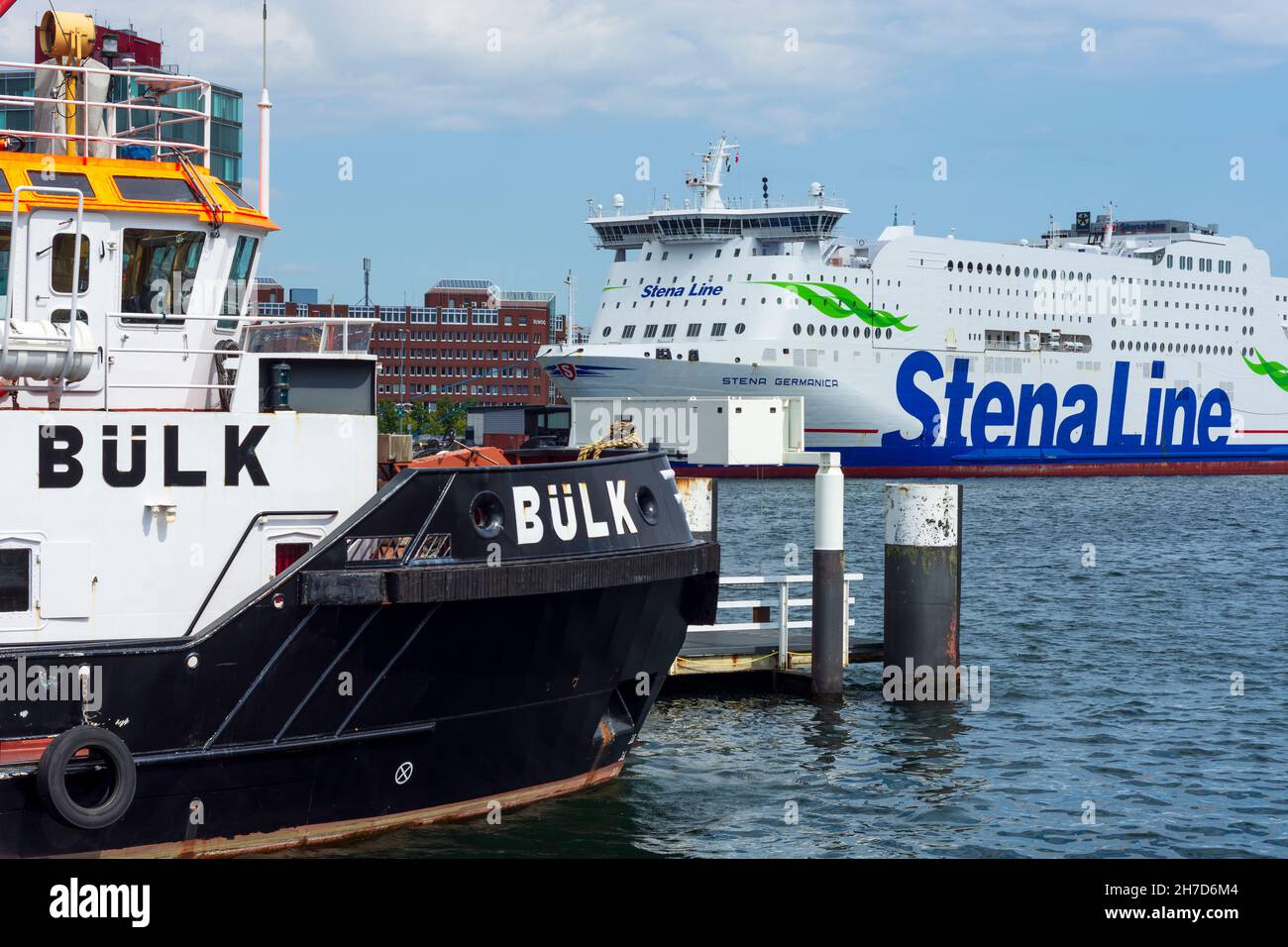 Kiel: Ferry de la ligne Stena à l'embarcadère Schwedenkai, remorqueur à Ostsee (mer Baltique), Schleswig-Holstein, Allemagne Banque D'Images