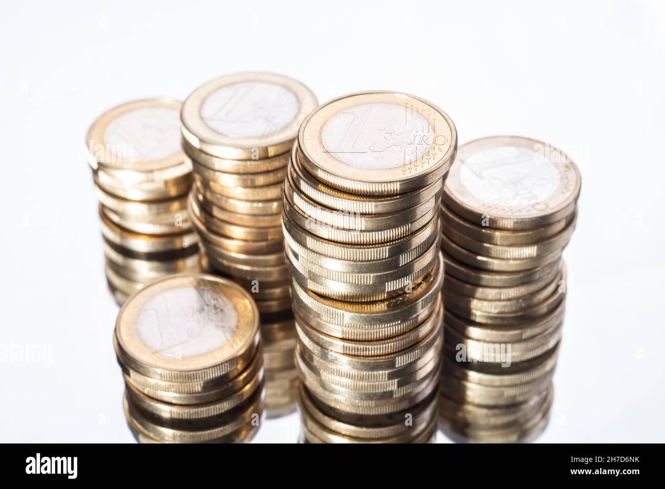 Cinq piles de pièces en euros sur fond blanc Banque D'Images