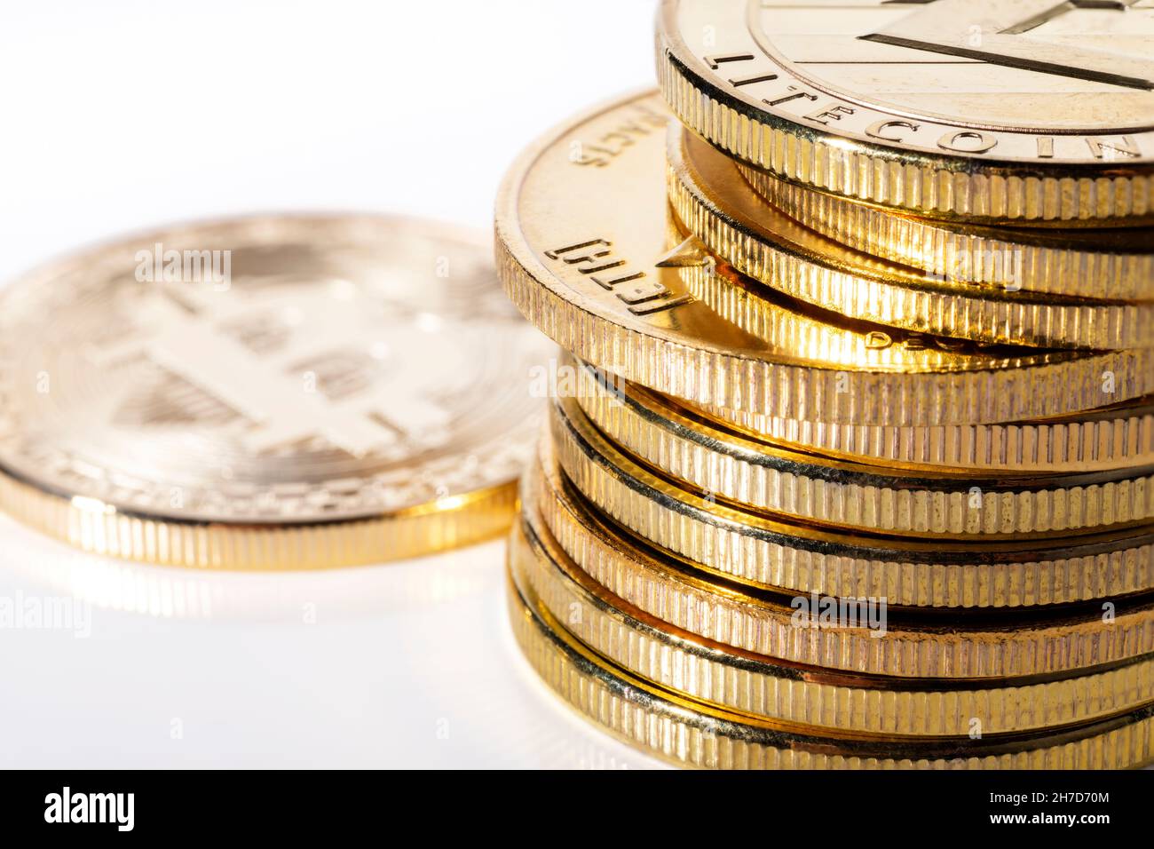 Une pile de crypto-monnaies et un seul bitcoin à côté Banque D'Images