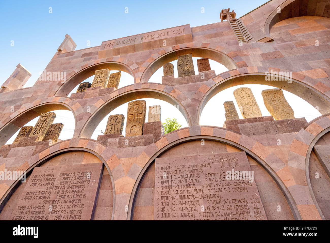 18 mai 2021, Vagharshakat, Arménie : khachkars traditionnels sculptés installés dans le complexe Etchmiadzin sur le tableau commémoratif Banque D'Images