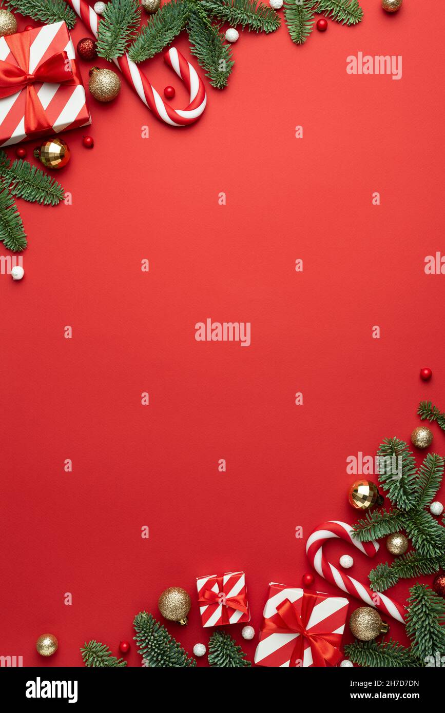 Carte avec cadre de Noël pour texte avec décorations en sapin et cadeaux sur fond rouge Banque D'Images