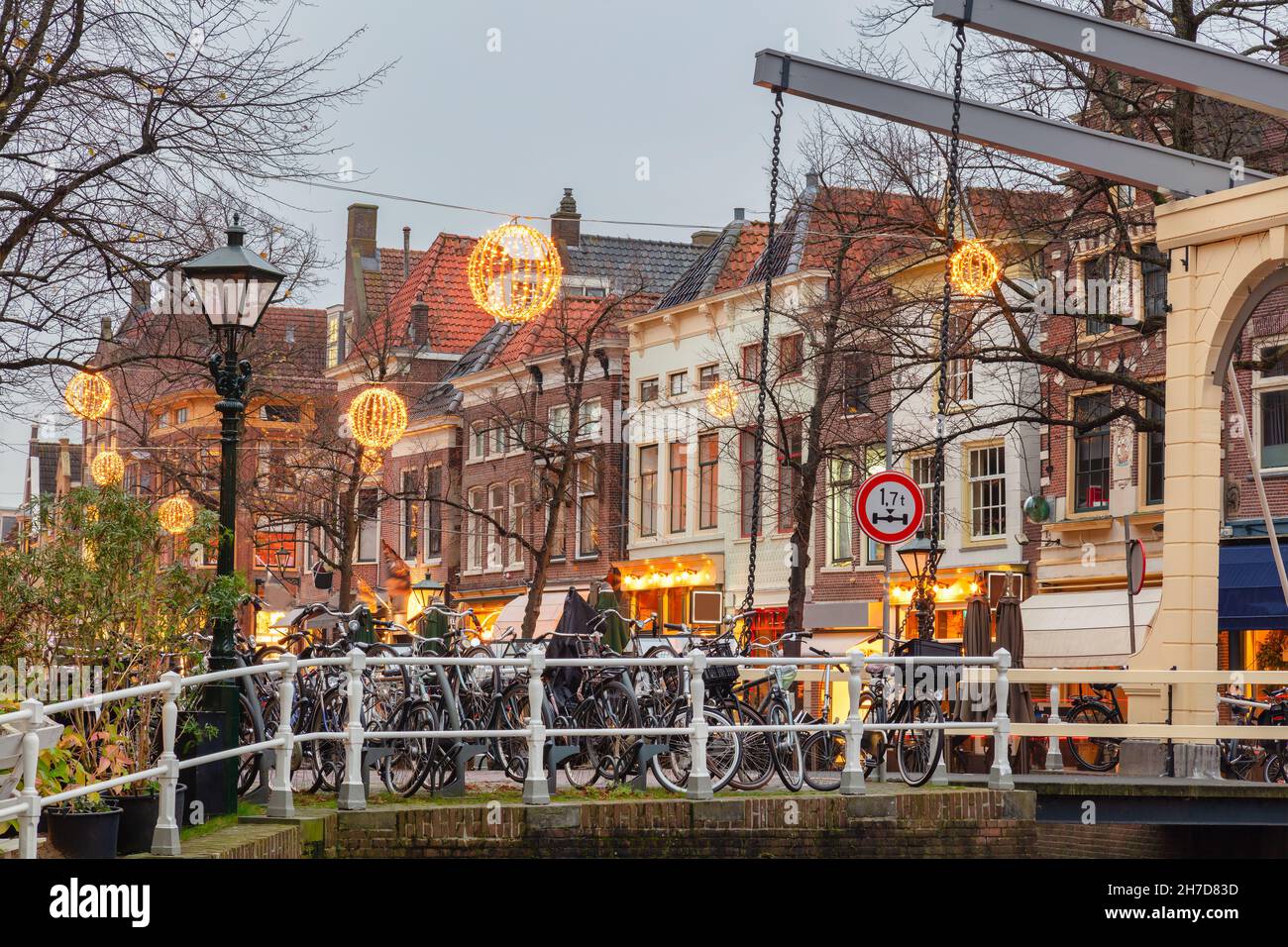 Vue en soirée sur un pont de canal avec décoration de noël dans le centre-ville historique de la ville hollandaise d'Alkmaar Banque D'Images