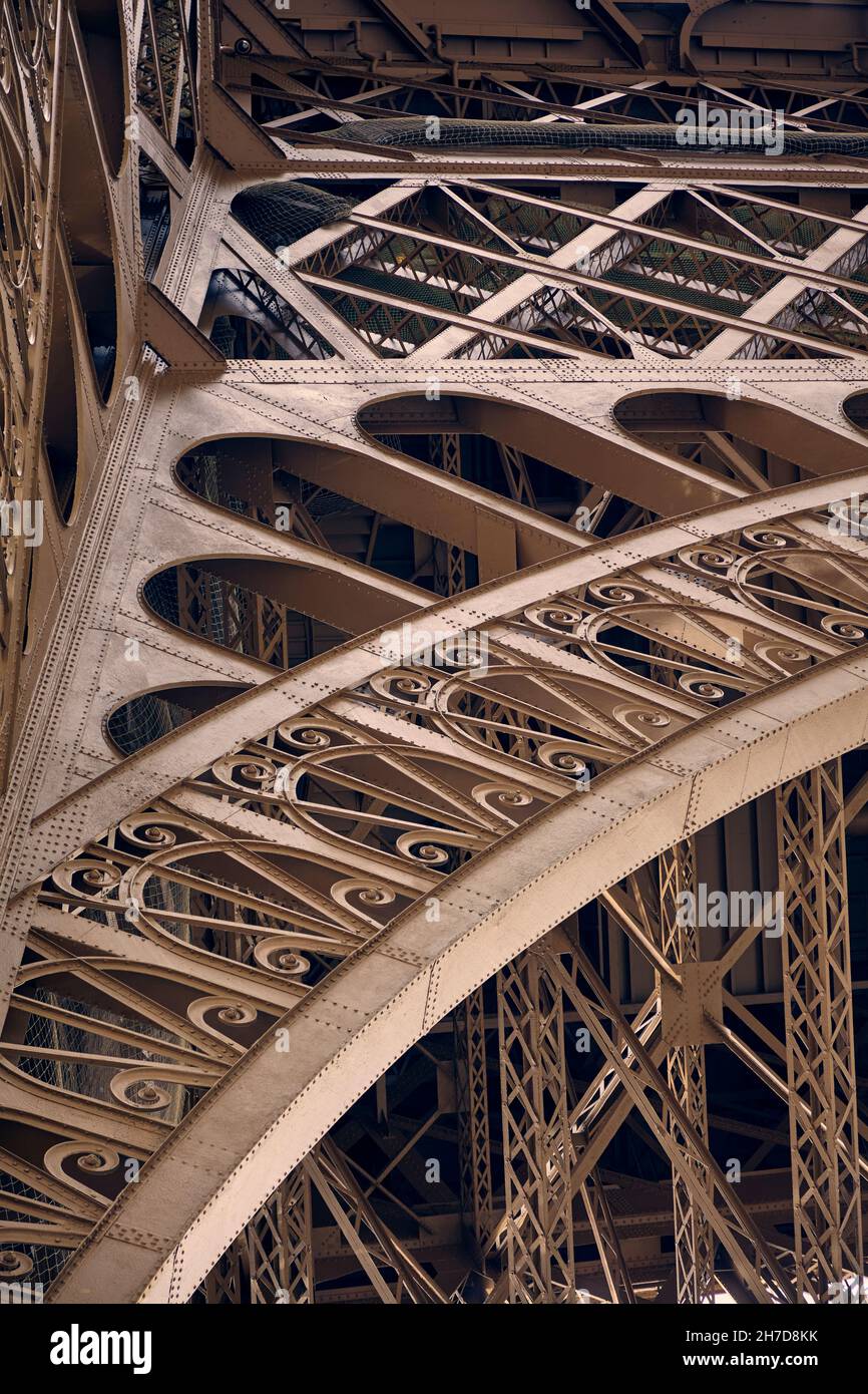 Détail de l'arche de la Tour Eiffel, Paris, France. Banque D'Images