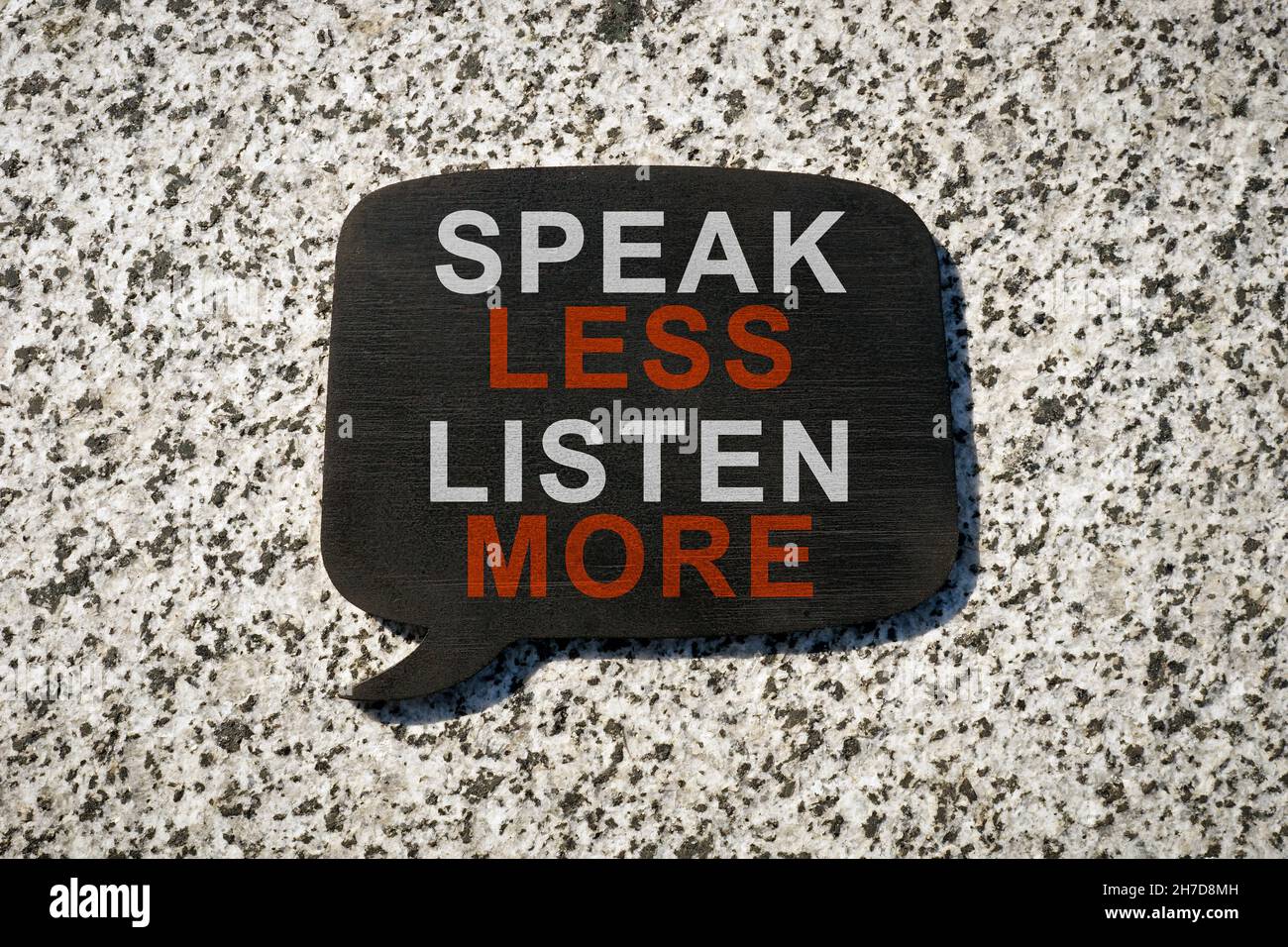 Bulle de citation avec phrase parler moins écouter plus. Banque D'Images