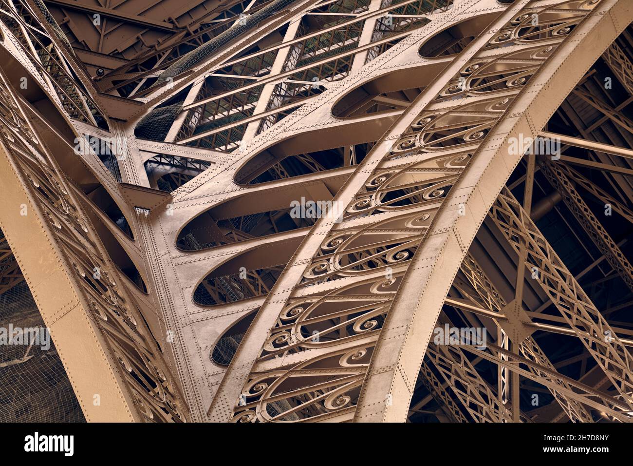 Détail de l'arche de la Tour Eiffel, Paris, France. Banque D'Images