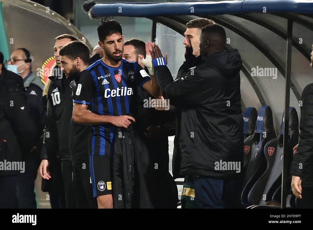 Arena Garibaldi, Pise, Italie, 21 novembre 2021,Yonatan Cohen (Pisa) reçoit des félicitations de ses coéquipiers lors de l'AC Pisa vs Benevento Calci Banque D'Images