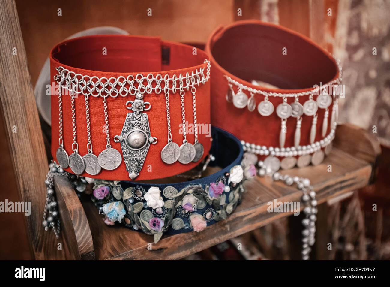Adresse arménienne traditionnelle avec tissu rouge et pièces de monnaie vintage comme décoration.Folk et ethnies dans des vêtements à la mode Banque D'Images
