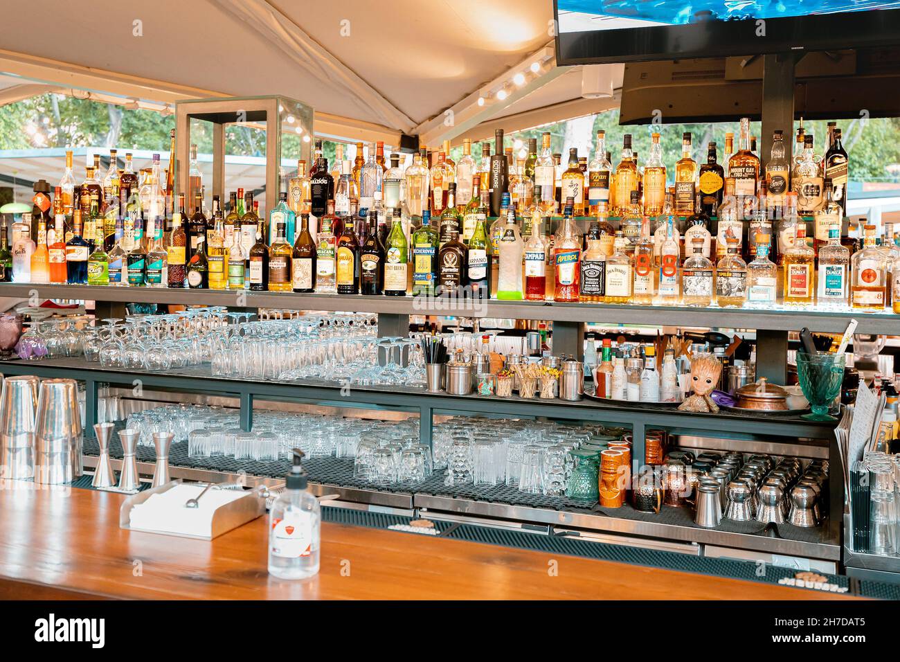 24 mai 2021, Erevan, Arménie : le bar de rue propose un assortiment de boissons alcoolisées de marque différentes Banque D'Images