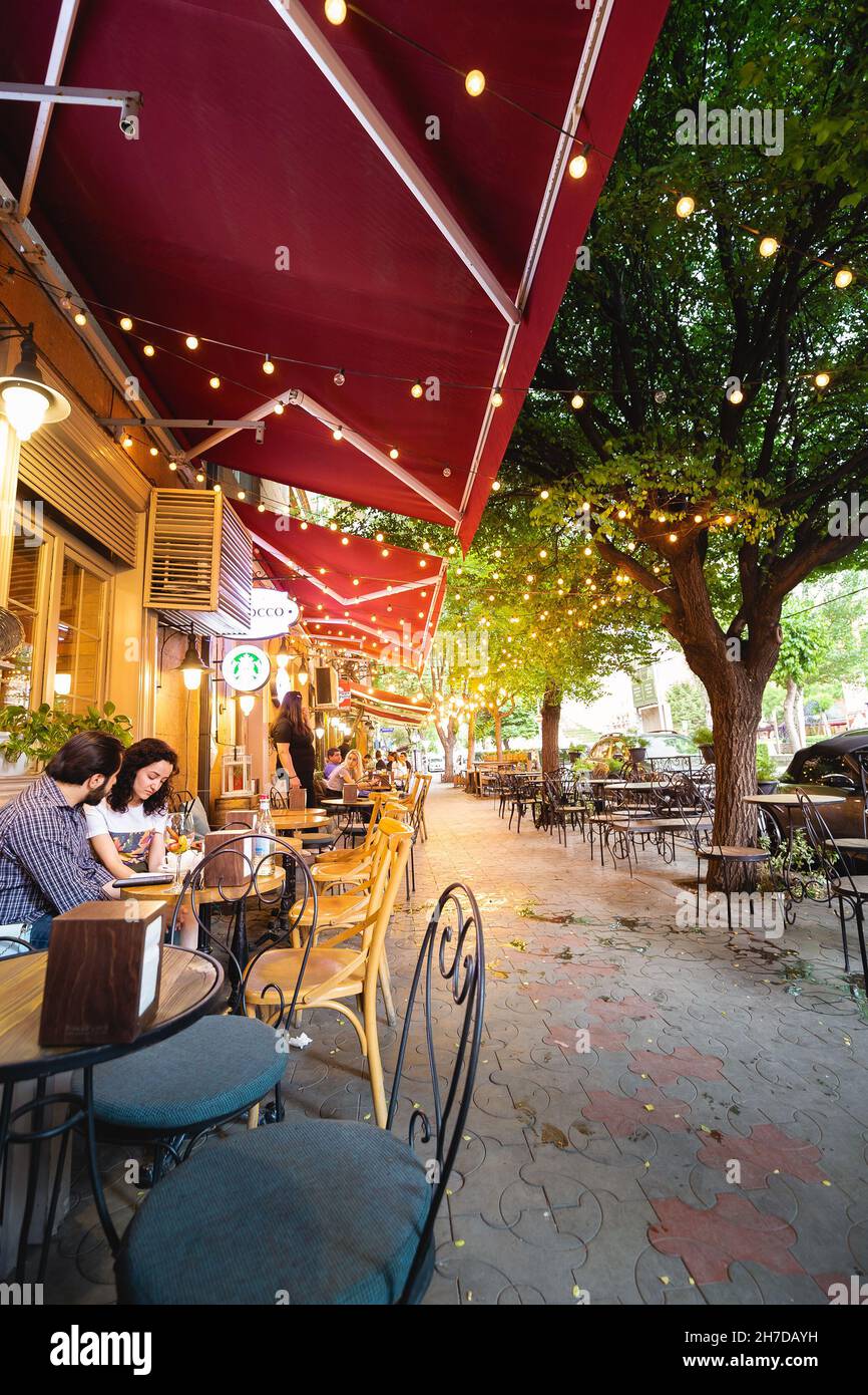 24 mai 2021, Erevan, Arménie : café romantique dans la rue de style parisien pour des dates tranquilles. Banque D'Images