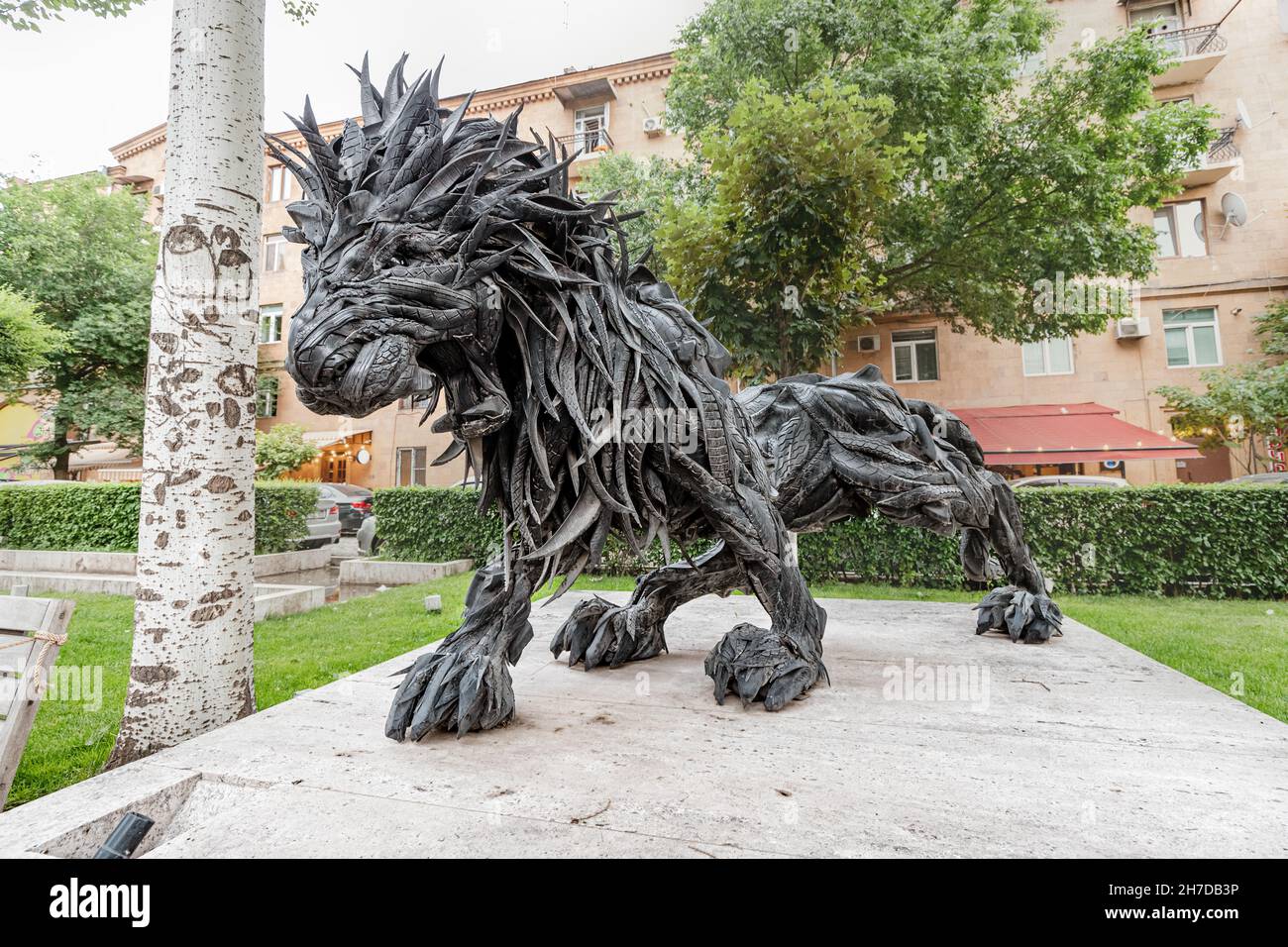 24 mai 2021, Erevan, Arménie : sculpture d'un lion assemblé à partir de pneus de voiture usagés dans l'espace extérieur de l'art Cascade Banque D'Images