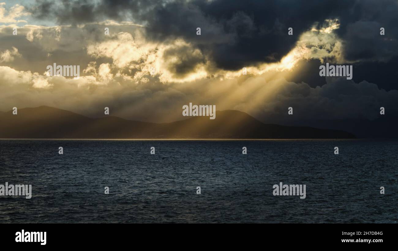 Vue sur l'île d'Elbe depuis Piombino, Italie, le 3 novembre 2021.(CTK photo/Petr Malina) Banque D'Images
