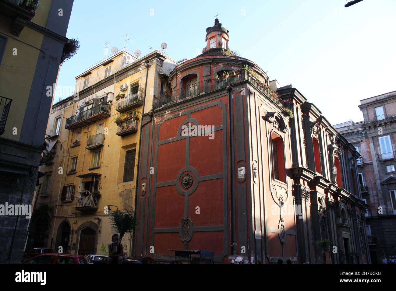 L'église rouge Sant'Angelo a Nilo facciata photographiée du côté Banque D'Images