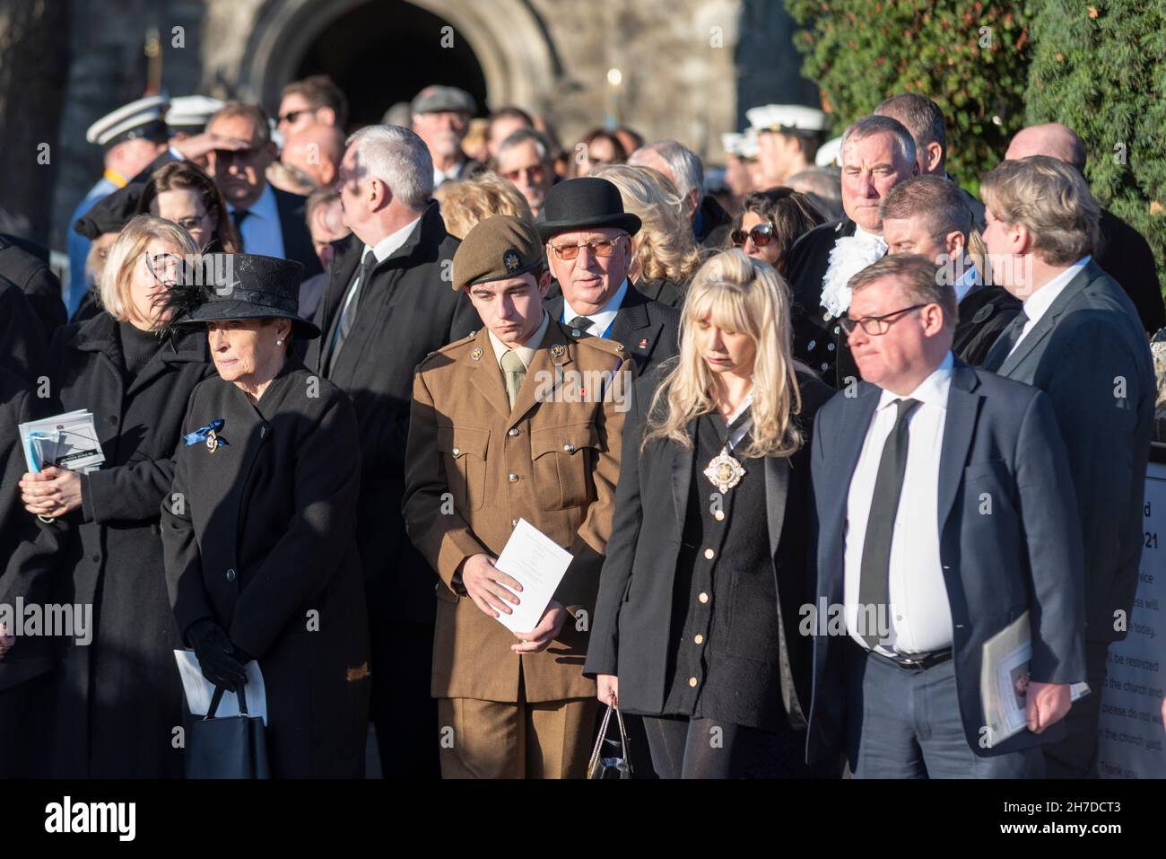 Southend on Sea, Essex, Royaume-Uni.22 novembre 2021.La famille du député de Southend West, Sir David Amess, et des invités ont assisté à un service funéraire privé à l’église St. Mary’s à Prittlewell, dans le sud du pays.Le cercueil a ensuite été transporté dans un corbillard tiré par des chevaux à travers la ville pour que les gens paient leurs respects avant de se rendre à la chapelle du repos avant un service à la cathédrale de Westminster le lendemain.Parmi les amateurs, on comptait le député Mark Francois et le conseiller municipal du maire de Brentwood, Olivia Sanders.François est député conservateur de Rayleigh et de Wickford Banque D'Images