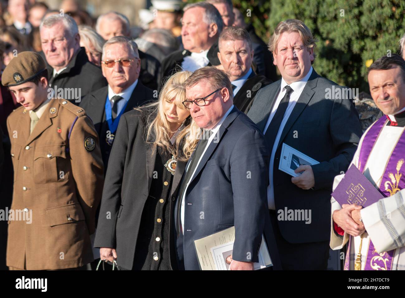 Southend on Sea, Essex, Royaume-Uni.22 novembre 2021.La famille du député de Southend West, Sir David Amess, et des invités ont assisté à un service funéraire privé à l’église St. Mary’s à Prittlewell, dans le sud du pays.Le cercueil a ensuite été transporté dans un corbillard tiré par des chevaux à travers la ville pour que les gens paient leurs respects avant de se rendre à la chapelle du repos avant un service à la cathédrale de Westminster le lendemain.Parmi les amateurs, on comptait le député Mark Francois et le conseiller municipal du maire de Brentwood, Olivia Sanders.François est député conservateur de Rayleigh et de Wickford Banque D'Images