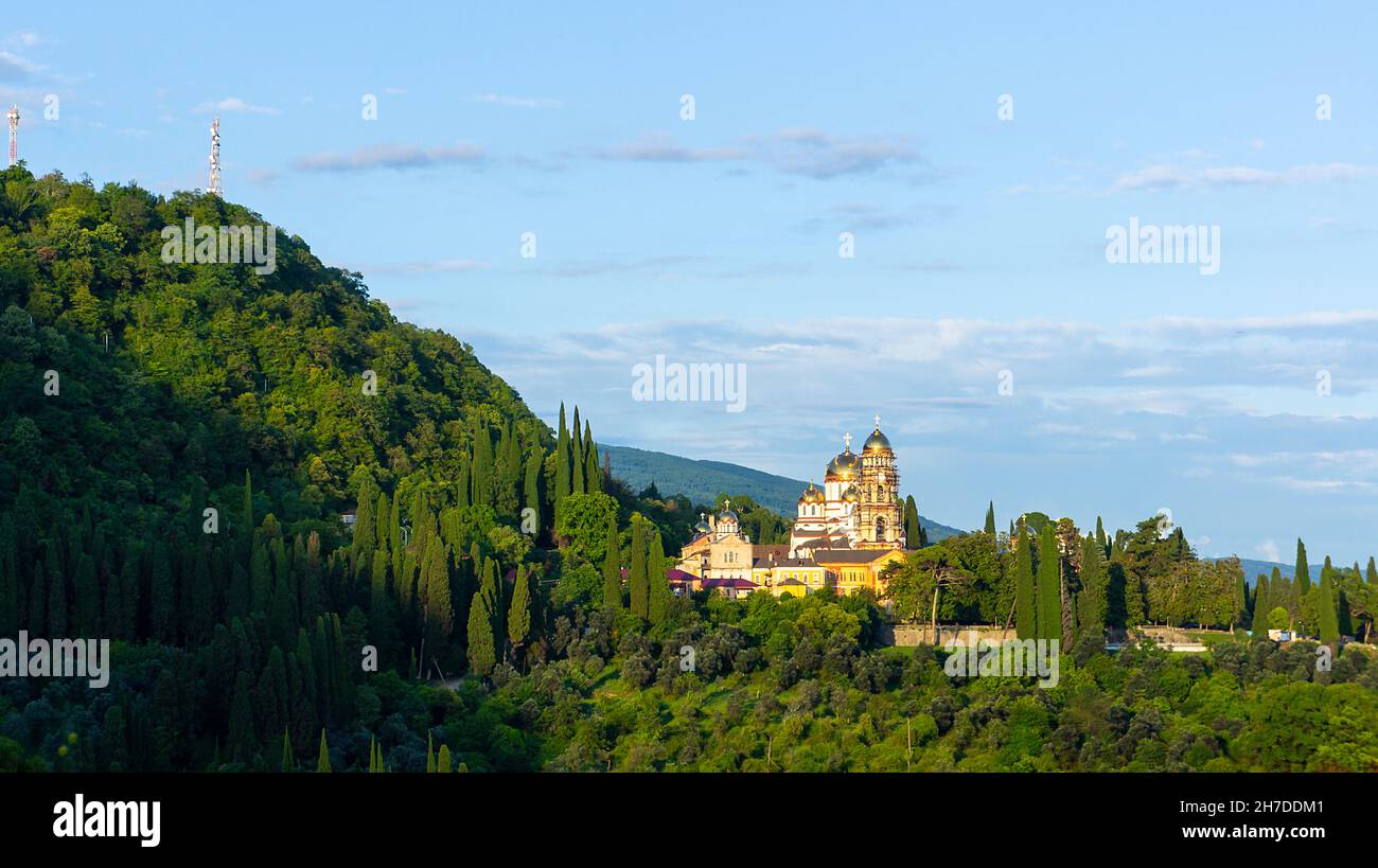 New Athos, Abkhazie. Paysage avec vue sur le nouveau monastère d'Athos. Banque D'Images