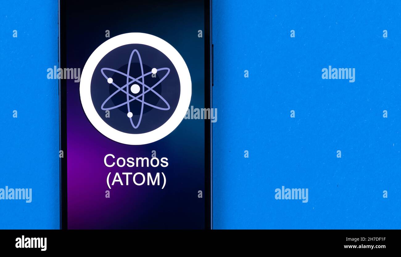 Symbole COSMOS ATOM.Le commerce avec la crypto-monnaie, l'argent numérique et virtuel, la banque avec le concept de téléphone mobile.Espace de travail professionnel, vue de dessus de table Banque D'Images