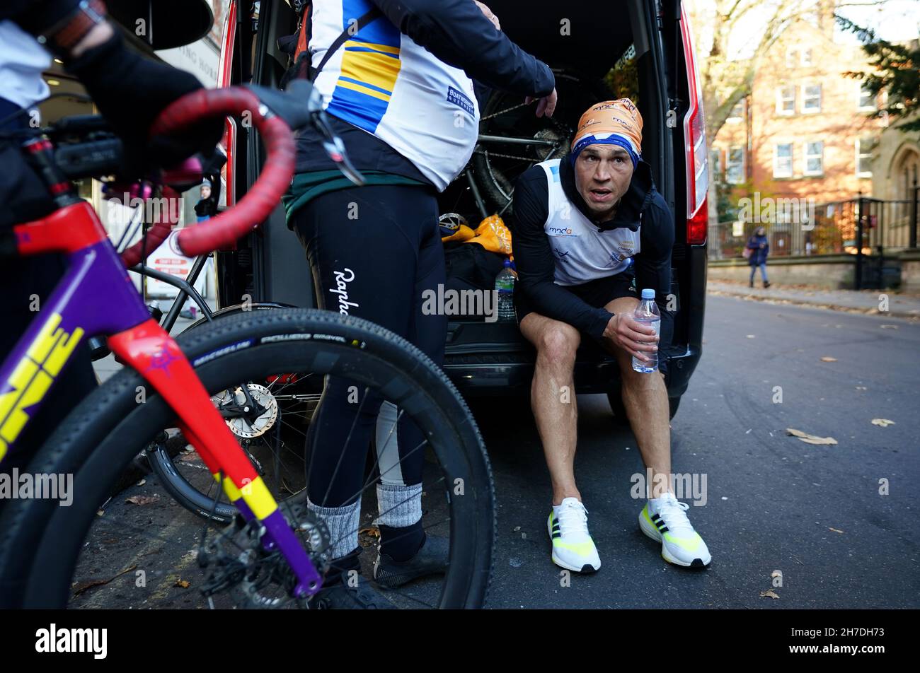 Kevin Sinfield fait une pause au septième arrêt de St Peters Square dans le centre-ville de Nottingham pendant le Extra Mile Challenge, du stade Mattioli Woods Welford Road de Leicester au stade Emerald Headingley de Leeds.Date de la photo: Lundi 22 novembre 2021. Banque D'Images