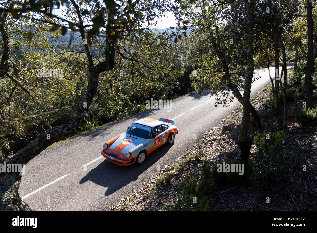 Porsche 911 prenant part à la partie chronométrée du Rallye Costa Brava 2021 à Gérone, Espagne Banque D'Images