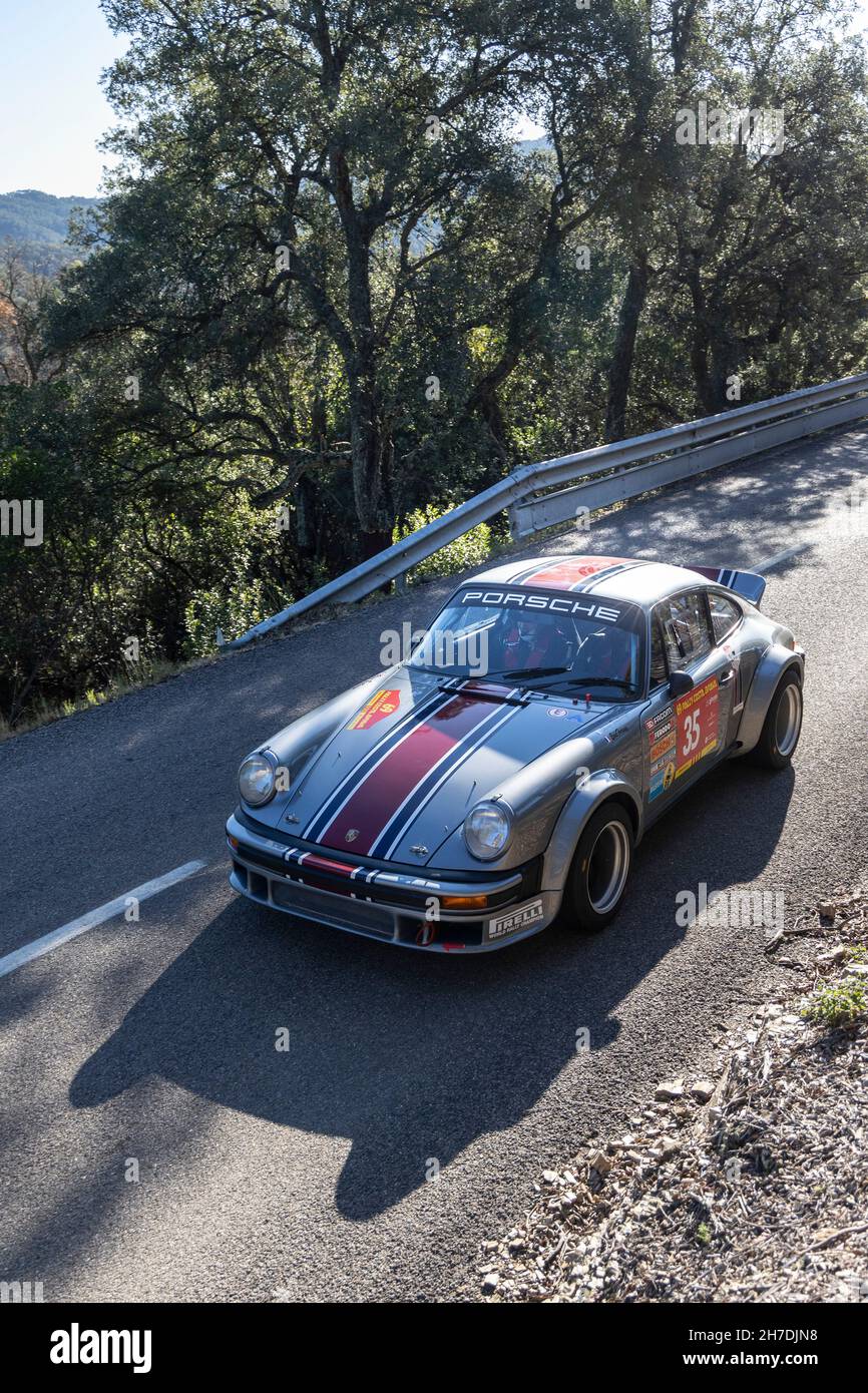 Porsche 911 prenant part à la partie chronométrée du Rallye Costa Brava 2021 à Gérone, Espagne Banque D'Images