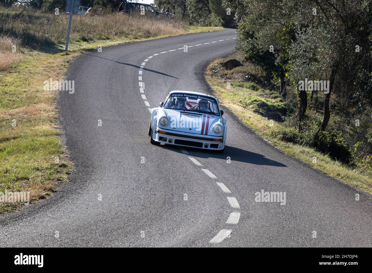 Porsche 911 prenant part à la partie chronométrée du Rallye Costa Brava 2021 à Gérone, Espagne Banque D'Images