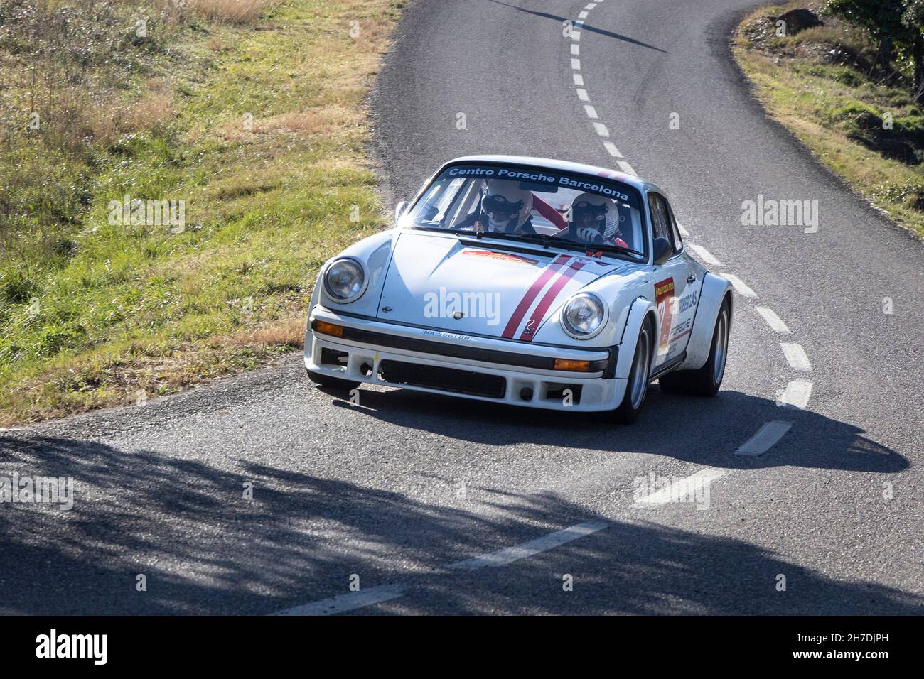 Porsche 911 prenant part à la partie chronométrée du Rallye Costa Brava 2021 à Gérone, Espagne Banque D'Images