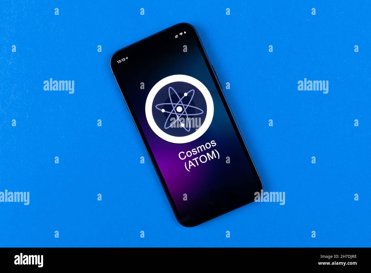 Symbole COSMOS ATOM.Le commerce avec la crypto-monnaie, l'argent numérique et virtuel, la banque avec le concept de téléphone mobile.Espace de travail professionnel, vue de dessus de table Banque D'Images