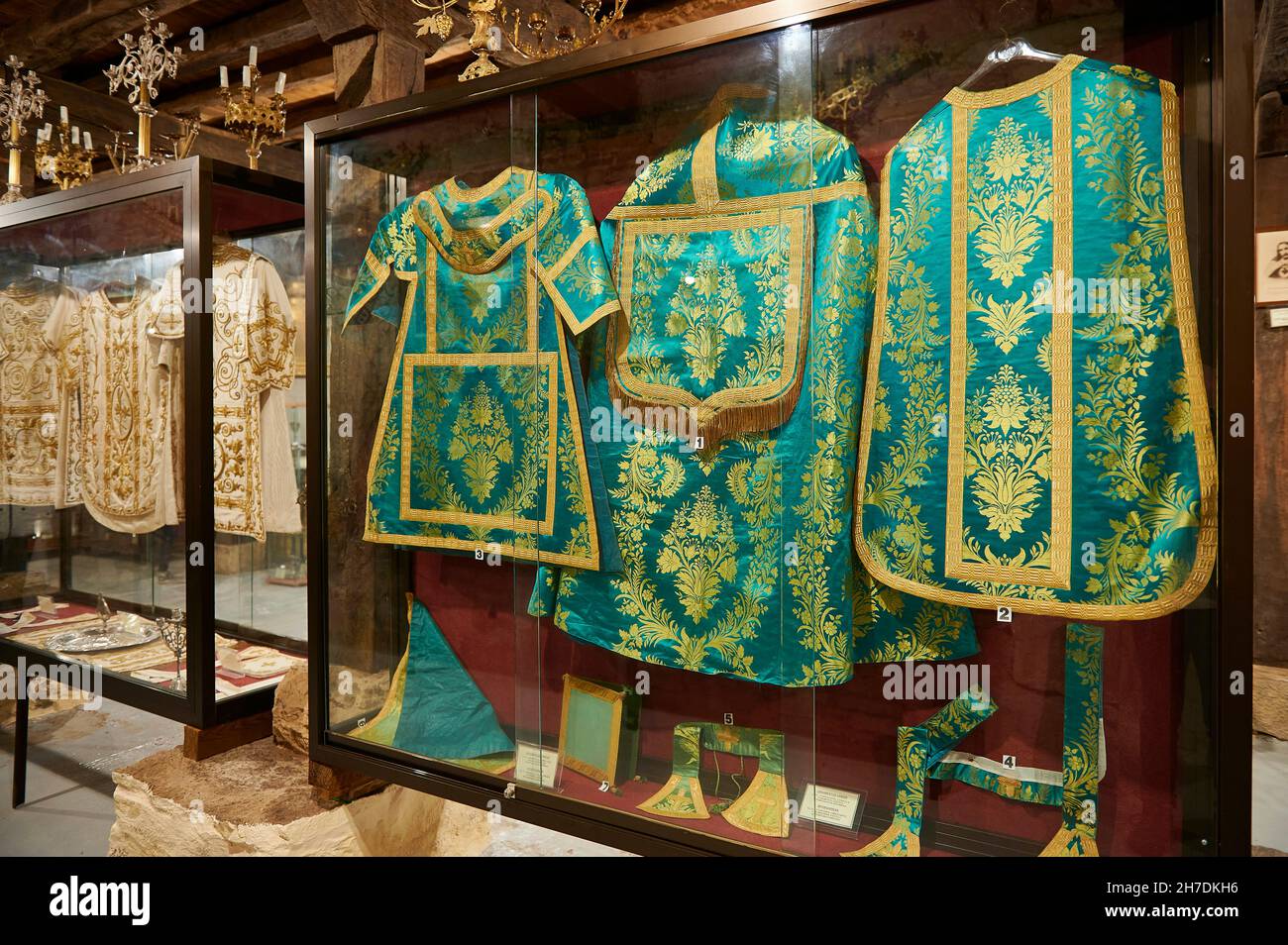 Vêtements religieux chrétiens, Nuestra Señora de la Encina, pays Basque, Alava, Artziniega Banque D'Images