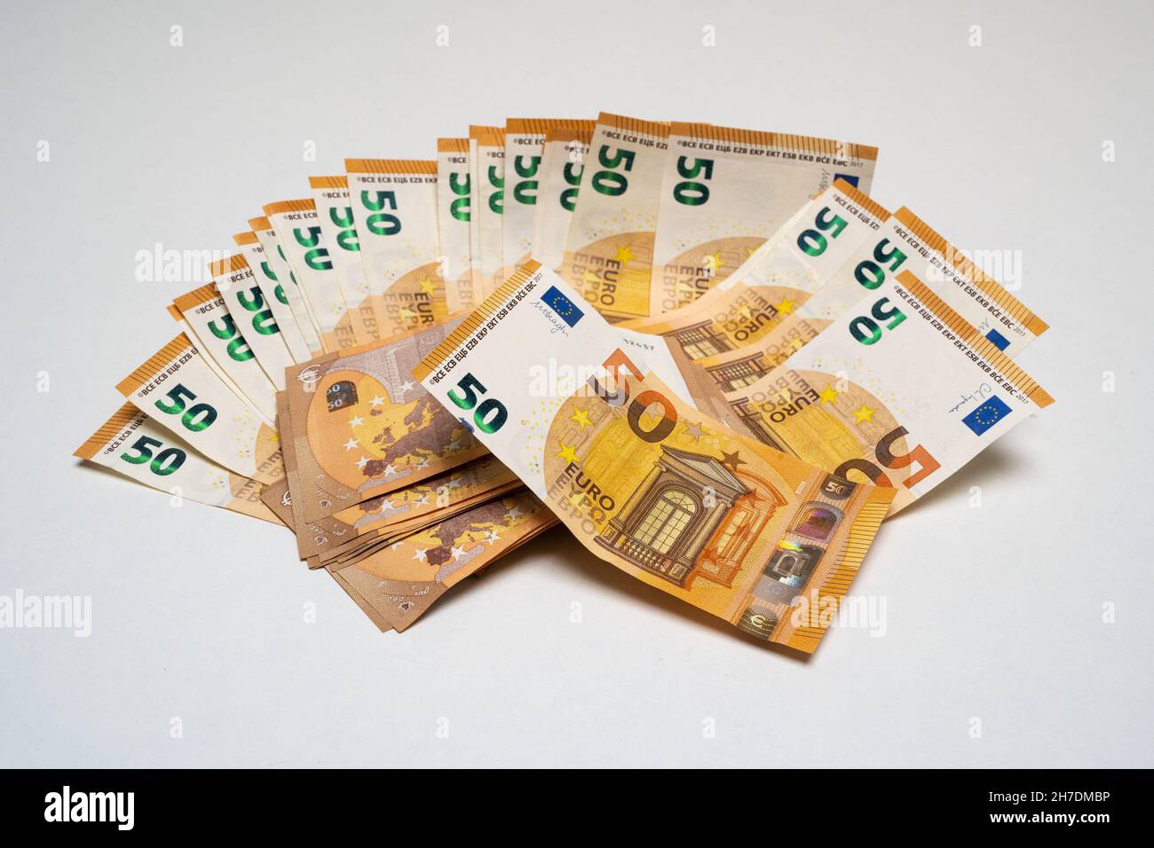 Cinquante billets en euros sont en éventail sur fond blanc Banque D'Images