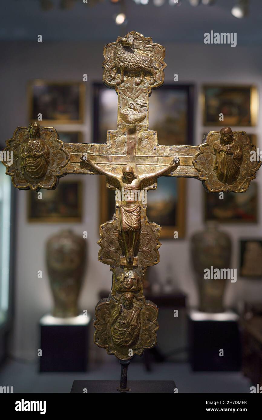 Madrid, Espagne.21 novembre 2021.Croix de Processial double face vue pendant la Foire des antiquaires et galeries d'art, Feriarte à l'IFEMA à Madrid.Crédit : SOPA Images Limited/Alamy Live News Banque D'Images