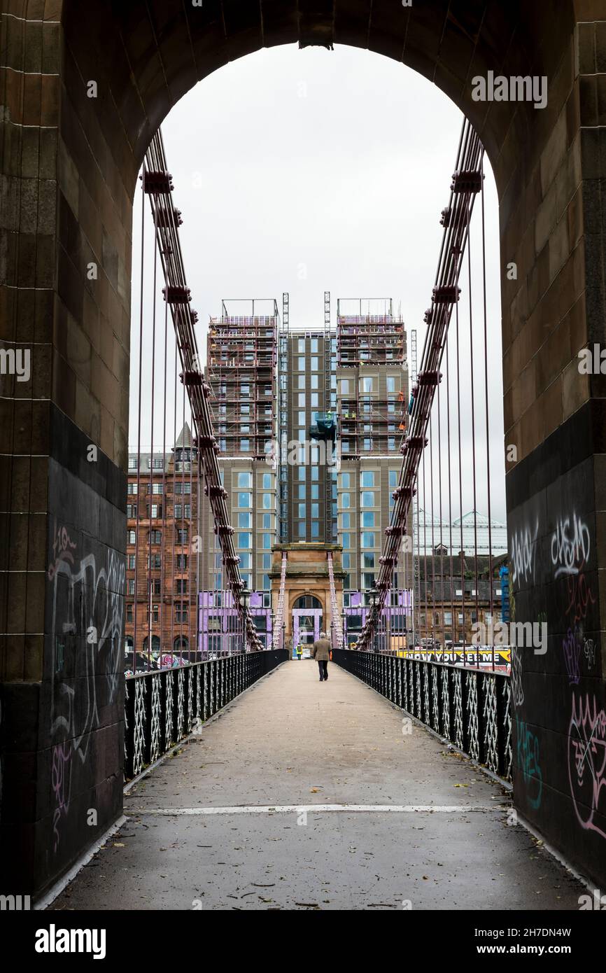 Vue sur le pont suspendu de South Portland Street jusqu'à un chantier de construction sur Clyde Street, Glasgow, Écosse, Royaume-Uni Banque D'Images