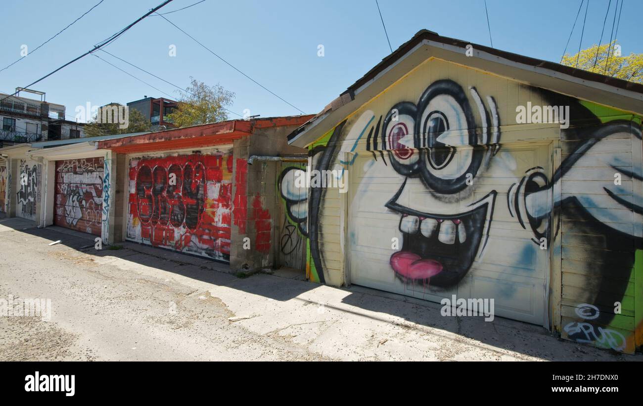 Fragment abstrait coloré de graffiti peintures sur les portes de garage.Composition d'art de rue avec des parties de unwritt Banque D'Images