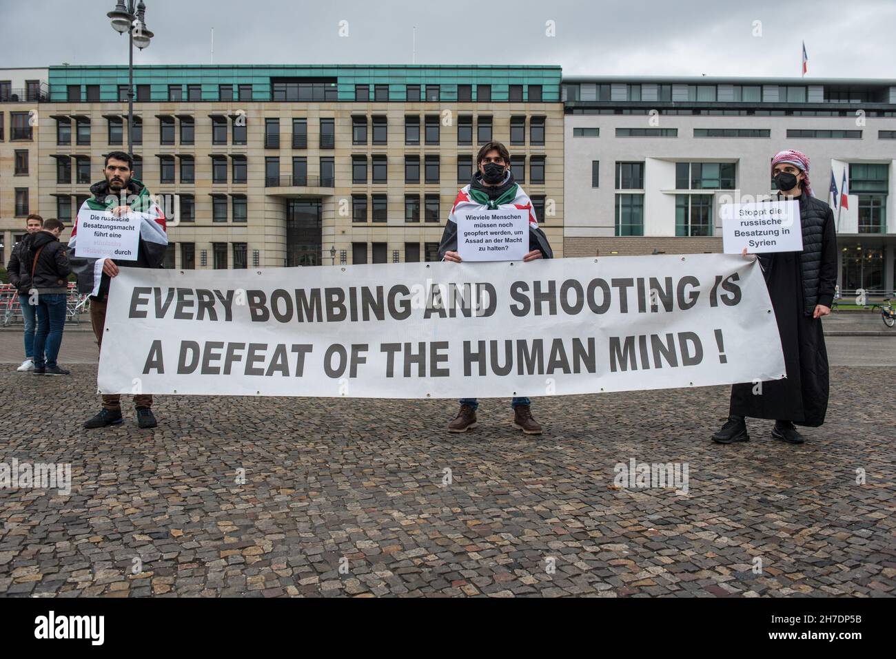 Berlin, Allemagne.21 novembre 2021.Des manifestants à Berlin avec des signes pour arrêter l'occupation russe en Syrie.Ils demandent également combien de personnes doivent mourir, jusqu'à ce que le régime Assad soit remplacé.Les manifestants ont également exprimé qu'ils voulaient la justice, la paix, la démocratie et la liberté en Syrie et la libération de tous les prisonniers politiques à la porte de Brandebourg à Berlin, en Allemagne, le 21 novembre 2021.(Photo de Jakub Podkowiak/PRESSCOV/Sipa USA) crédit: SIPA USA/Alay Live News Banque D'Images