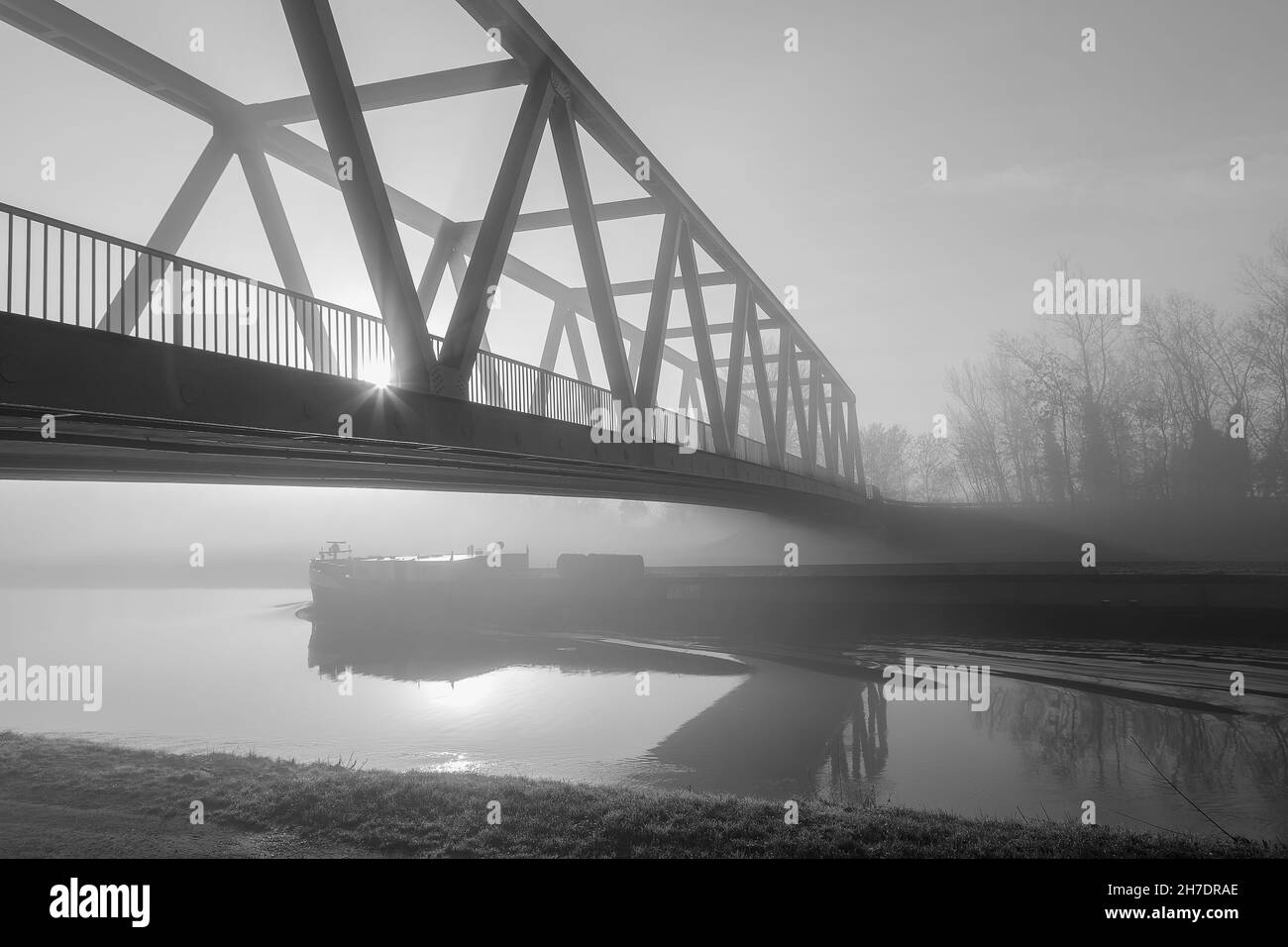un pont dans la brume matinale Banque D'Images