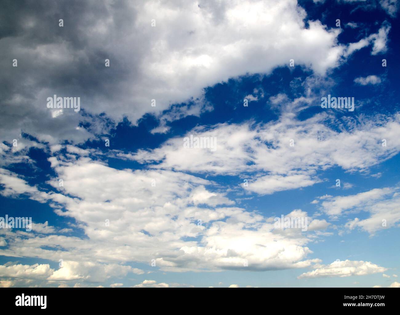 Nuages dans le ciel bleu profond d'été, fond naturel Banque D'Images