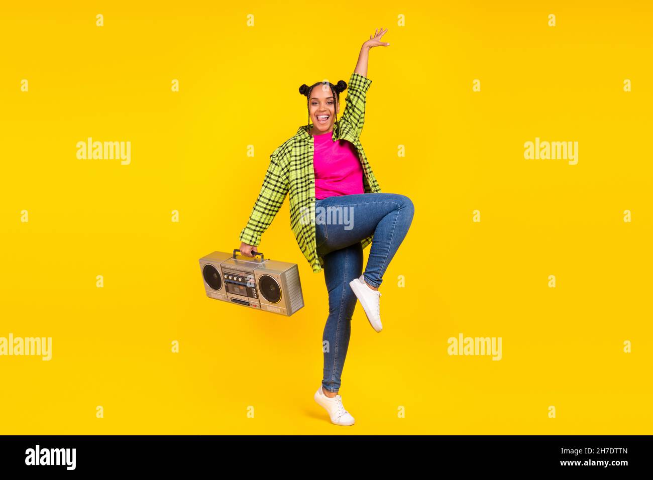 Photo de corps complet de bonne joyeuse afro-américaine femme boombox musique amant isolé sur fond jaune de couleur Banque D'Images