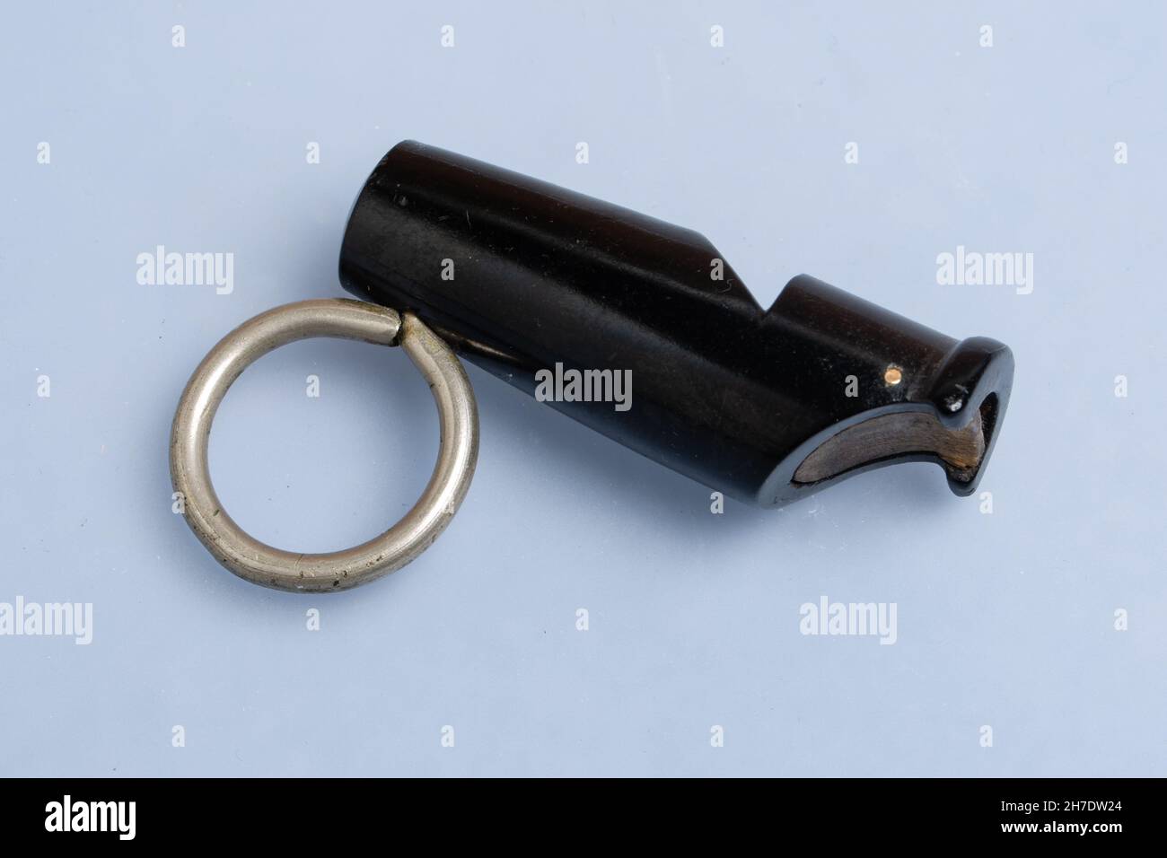 Sifflet de Bakelite fabriqué par J. Hudson & Co., avec anneau de doigts. Banque D'Images