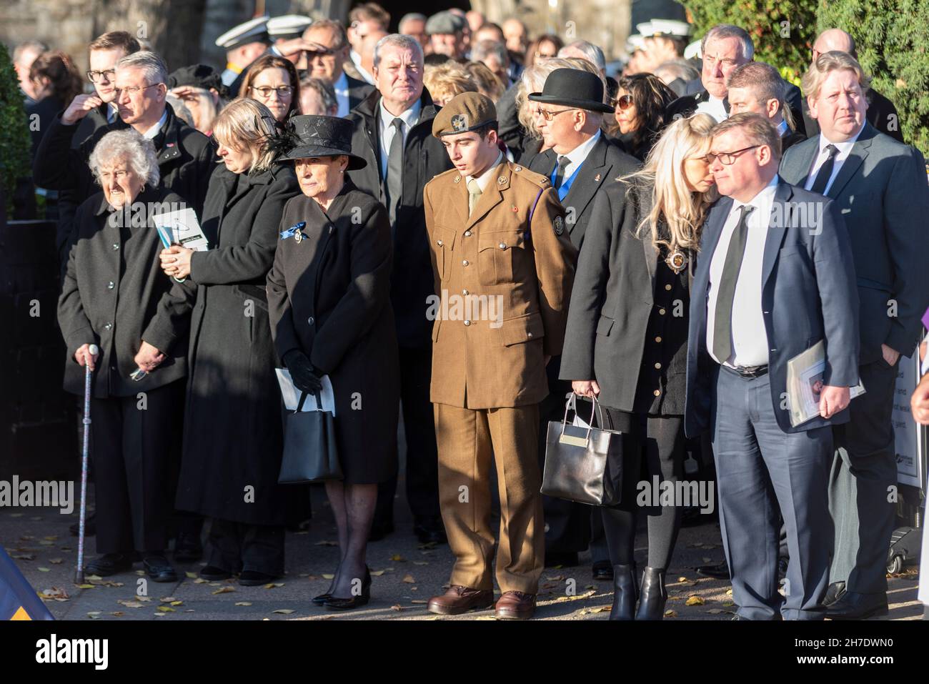 Southend on Sea, Essex, Royaume-Uni.22 novembre 2021.La famille du député de Southend West, Sir David Amess, et des invités ont assisté à un service funéraire privé à l’église St. Mary’s à Prittlewell, dans le sud du pays.Le cercueil a ensuite été transporté dans un corbillard tiré par des chevaux à travers la ville pour que les gens paient leurs respects avant de se rendre à la chapelle du repos avant un service à la cathédrale de Westminster le lendemain.Parmi les personnes qui se sont garouillées, Mark Francois, député Banque D'Images